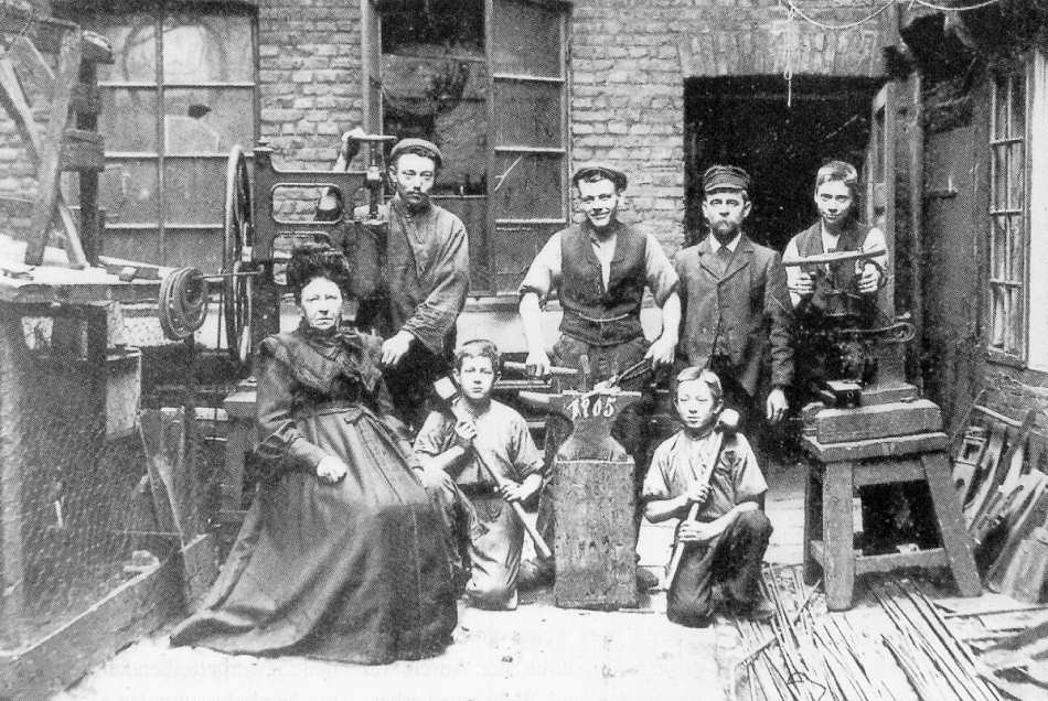 Schmiedemeister Heuer mit Gesellen und Lehrlingen