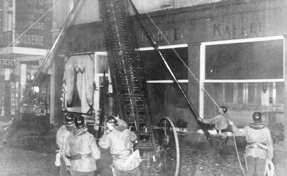 Die Drehleiter ist in der Jann-Berghausstr. in Stellung gebracht. Die Drehleiter ist in der Jann-Berghausstr. in Stellung gebracht.