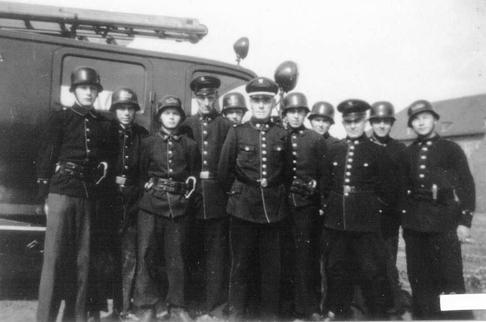 Grundausbildung auf den Kasernenplatz an der Mühle Grundausbildung auf den Kasernenplatz an der Mühle