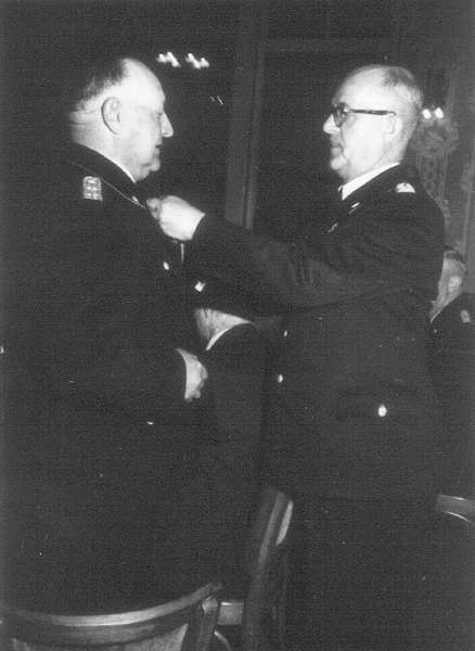 Verleihung des Feuerwehrehrenkreuzes an Stbm. Johann Extra.