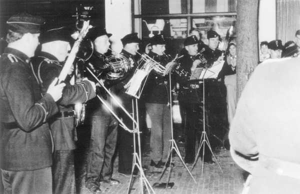 Der Musikzug mit Fackelträger