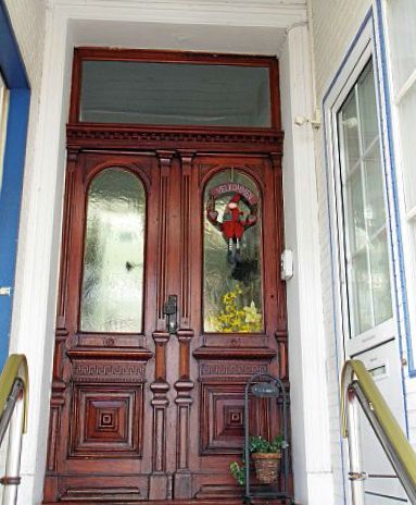 Holztür zum Haus Nummer 4 Holztür zum Haus Nummer 4
