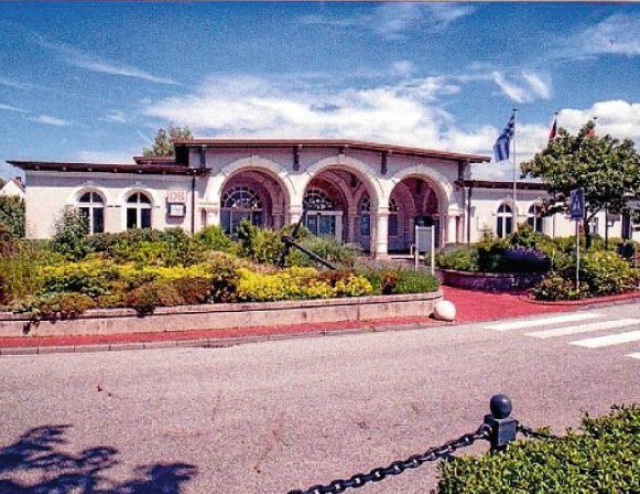 Gepäckabfertigungshalle am Ortseingang Gepäckabfertigungshalle am Ortseingang