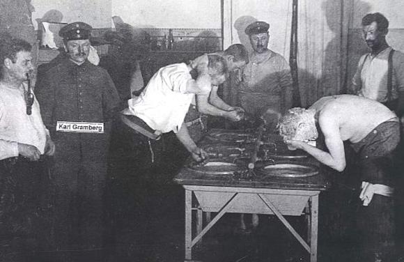 Wo sich früher drei Kinder waschen konnten, standen nun zwei Männer.