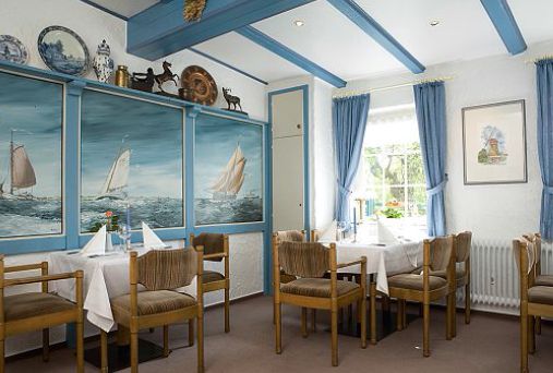 Das Innere der Mühle ist Blau-Weiß und maritim gehalten