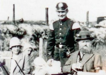 Jacob Fröhlich (219, rechts sitzend) mit seinem Sohn Gerhard nebst Familie, Himmelfahrt 1930 Jacob Fröhlich (219, rechts sitzend) mit seinem Sohn Gerhard nebst Familie, Himmelfahrt 1930