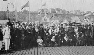 Die Darsteller der Heimattänze "Malbrook" und Alt-Jakob"