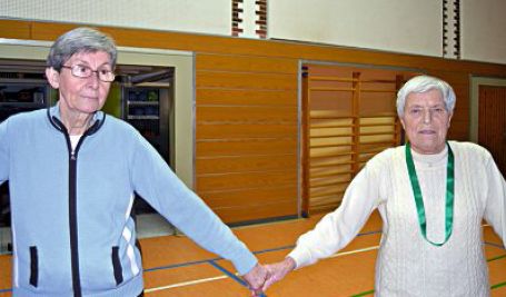 Evi Janssen (links) und Helga Weber beim Tanz. Evi Janssen (links) und Helga Weber beim Tanz.