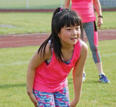 Vivien ist an der Reihe mit Schlagballwerfen.