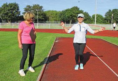 Else Bruns, 78 Jahre (rechts) Else Bruns, 78 Jahre (rechts)