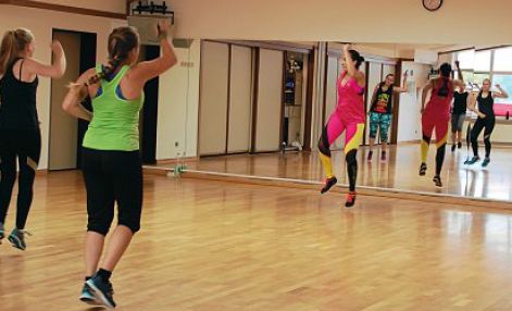 Die Zumba-Gruppe beim Aufwärmen